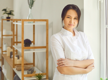 how to become a beautician