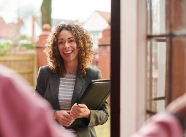 how to become a social worker without qualifications.