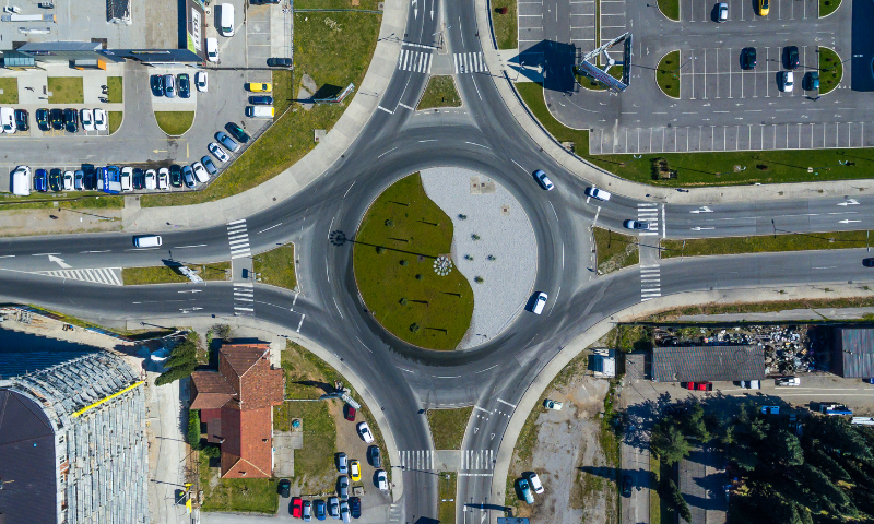 how to drive in a roundabout
