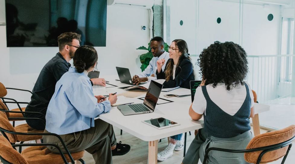 how-to-build-a-business-culture-that-attracts-and-retains-top-talent