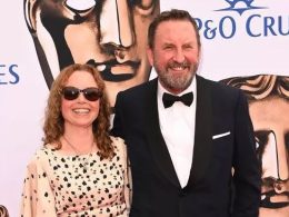 Is Lee Mack Wife Blind?