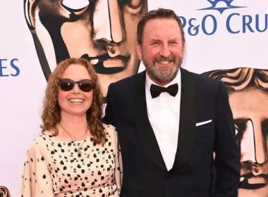 Is Lee Mack Wife Blind?