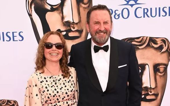 Is Lee Mack Wife Blind?
